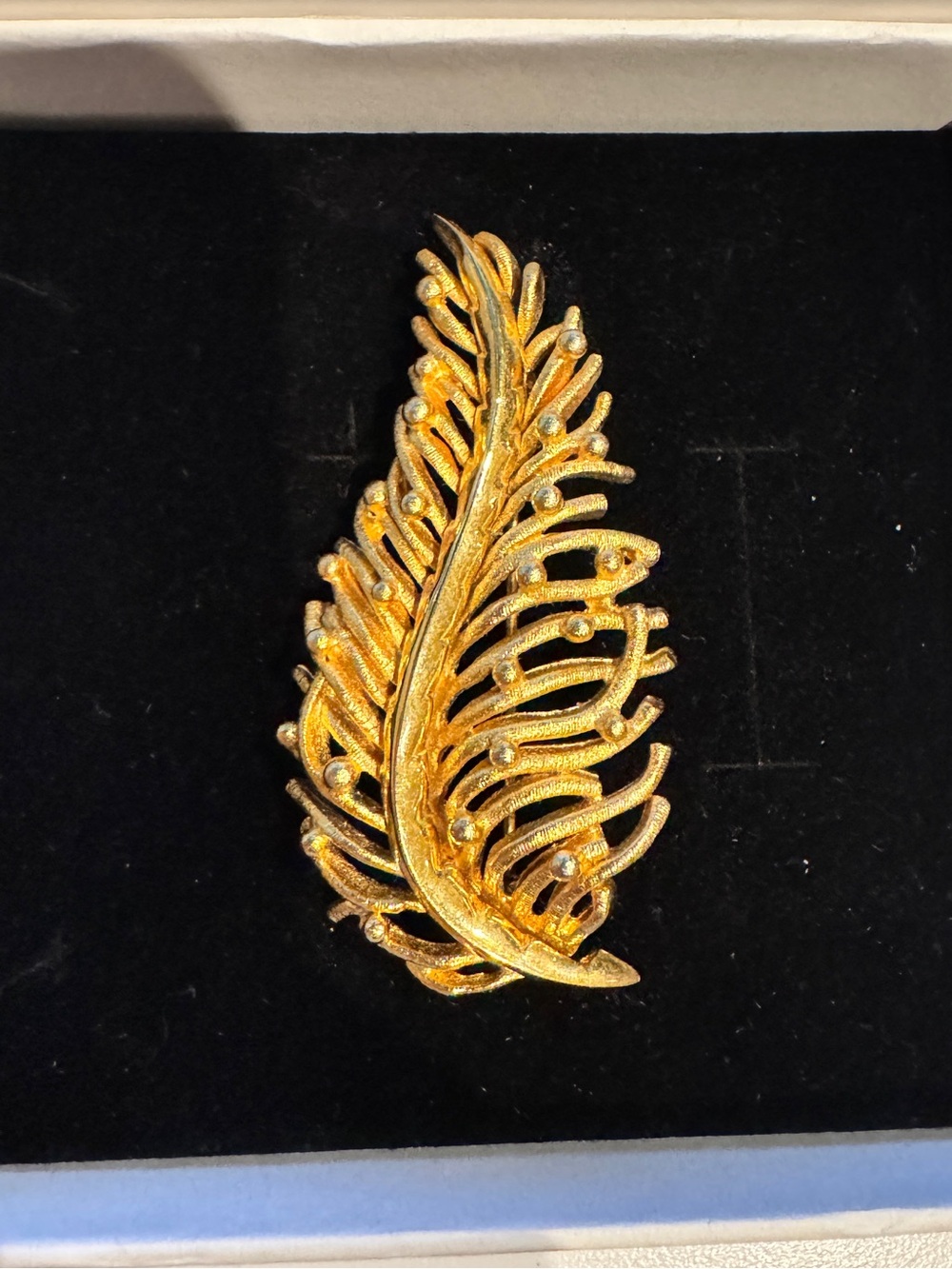 Vintage Gold Leaf Feather Brooch - Elegant Women's Jewelry